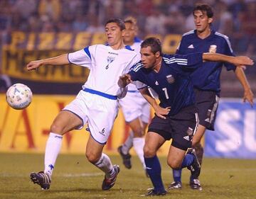 En el año 2000 jugó en la liga de Argentina con el Chacarita Juniors.