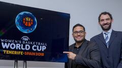 Jorge Garbajosa junto al logotipo presentado ayer del Mundial de Espa&ntilde;a 2018. 