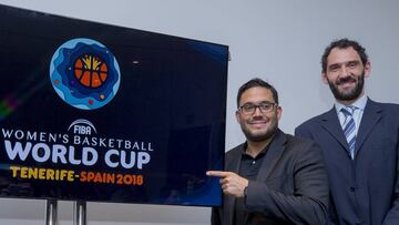 Jorge Garbajosa junto al logotipo presentado ayer del Mundial de Espa&ntilde;a 2018. 