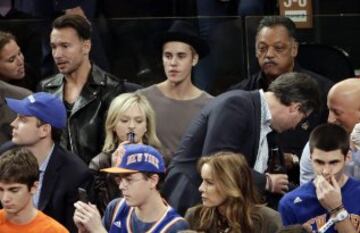 El cantante Justin Bieber y el reverendo Jesse Jackson asistieron al partido entre Chicago Bulls y New York Knicks.