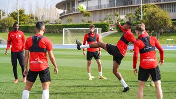 Los jugadores del Almer&iacute;a, en un rondo.