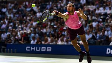 Carlos Alcaraz resta un saque de Jiri Lehecka en el US Open.