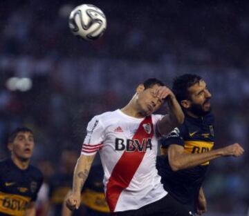 Rodrigo Mora (I) de River y Echeverria (D) de Boca, durante el juego de la fecha 10 del Torneo de Primera Division de la Liga Argentina de Futbol en el Estadio Monumental  el 5 de Octubre de 2014 en Buenos Aires, Argentina. (Foto: Gustavo Ortiz).