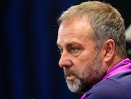 BARCELONA (ESPAÑA), 02/01/2026.- El entrenador del FC Barcelona, Hansi Flick durante la rueda de prensa tras el entrenamiento del equipo en la ciudad deportiva Joan Gamper antes de su enfrentamiento liguero contra el RC Espanyol de mañana. EFE/Alejandro García
