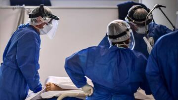 Doctors attend a patient with the novel coronavirus disease COVID-19, at the Professor Alejandro Posadas National Hospital in the municipality of El Palomar, province of Buenos Aires, on September 18, 2020. - The pandemic has killed at least 946,727 peopl