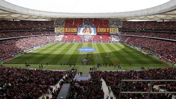 Con un aforo de 68.456 espectadores se convierte en el tercer estadio más grande de España. Fue inaugurado y remodelado en 2017, y es el único estadio del mundo con una iluminación 100% LED, gracias a la compañía Philips. En las inmediaciones del Wanda Metropolitano hay un “Paseo de las leyendas” donde hay colocadas placas conmemorativas de jugadores del Atlético de Madrid. La bandera del club que hay fuera del estadio es la más grande de España, con un total de 338 metros cuadrados. Este estadio era conocido antes como La Peineta, e incluso el Atlético de Madrid ya llegó a jugar ahí en 1996, ante el Barcelona en la vuelta de la Supercopa de España contra el Barcelona, donde los culés ganaron por 3-1 aunque no fueron capaces de remontar la eliminatoria. Por último, citar que contaba con una pista de atletismo, ya que estaba pensado por la Comunidad de Madrid como un proyecto de recinto olímpico para diferentes deportes.