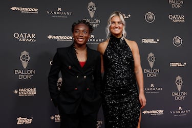 Melchie Dumornay y Lindsey Heaps del Olympique Lyonnais posan a su llegada antes de la ceremonia de entrega del Balón de Oro 2025.