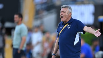 Monterrey's Spanish head coach Domenec Torrent gestures during the FIFA Club World Cup 2025 Group E football match between Mexico's Monterrey and Italy's Inter Milan at the Rose Bowl stadium in Pasadena on June 17, 2025. (Photo by Patrick T. Fallon / AFP)