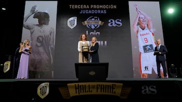 Laia Palau recibe el galard¨®n de manos de Raquel de Diego, gerente de patrocinios de Caixabank. Jugadora con m¨¢s partidos internacionales (314), es tambi¨¦n la que m¨¢s medallas ha logrado: doce, incluidos tres oros europeos. En clubes ha logrado dos Euroligas, una con el Ros (2012) y otra con el Praga (2015). Ha jugado en Francia, Polonia, Rep¨²blica Checa, Austria... Primera jugadora en superar las mil asistencias en la Euroliga.