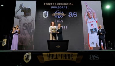 Laia Palau recibe el galardón de manos de Raquel de Diego, gerente de patrocinios de Caixabank. Jugadora con más partidos internacionales (314), es también la que más medallas ha logrado: doce, incluidos tres oros europeos. En clubes ha logrado dos Euroligas, una con el Ros (2012) y otra con el Praga (2015). Ha jugado en Francia, Polonia, República Checa, Austria... Primera jugadora en superar las mil asistencias en la Euroliga.