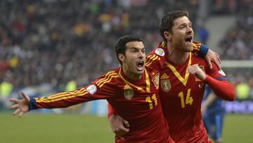 Pedro y Xabi Alonso celebran el gol de España.