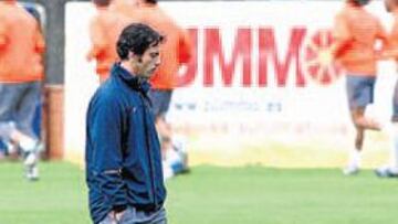 Quique les lee la cartilla a los suyos durante una hora