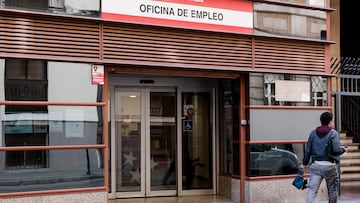 Un hombre pasa por una oficina del SEPE, a 4 de febrero de 2025, en Madrid (España). El paro registrado en las oficinas de los servicios públicos de empleo subió en 38.725 personas en enero en relación al mes anterior (+1,5%) debido, sobre todo, al sector servicios, que concentró la mayor parte del aumento del desempleo tras finalizar la temporada navideña, según datos publicados por el Ministerio de Trabajo y Economía Social.
04 FEBRERO 2025;SEPE;PARO;DESEMPLEADOS
Carlos Luján / Europa Press
04/02/2025