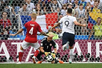 Kasper Schmeichel para el balón.