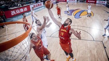 Marc Gasol rebotea ante la mirada de su hermano Pau durante el España-República Checa.