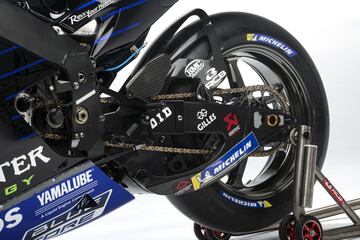 La escudería japonesa ha presentado la Yamaha YZR-M1 para la temporada 2021 con el piloto español Maverick Viñales y el francés Fabio Quartararo. Por primera vez desde el año 2013 no ha estadoel piloto italiano Valentino Rossi.