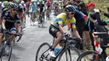 El ciclista colombiano Sergio Luis Henao (dcha) (Sky), líder de la prueba, asciende el Alto de Ixua, en la localidad guipuzcoana de Eibar, durante la cuarta etapa de la 55 edición de la Vuelta al País Vasco disputada entre Zumarraga y el Alto de Arrate. EFE/Javier Etxezarreta.