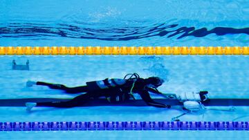 Una cámara subacuática en la piscina olímpica