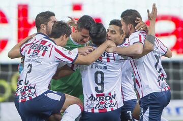 Las Chivas derrotaron 1-0 ( con polémica incluida) al Toluca. Ambos conjuntos llegaban con dos victorias en el inicio del torneo pero sólo el Rebaño dormirá con puntaje perfecto. En la conferencia de prensa, Hernán Cristante criticó al VAR: “Ayuda a los más grandes”.