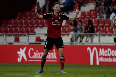 Raúl García es el tercer integrante del Mirandés en el once de esta jornada. El delantero marcó el segundo tanto y dio la asistencia del tercero, con una preciosa pisadita hacia atrás.