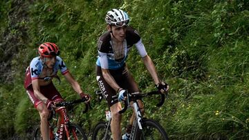 Romain Bardet rueda junto Ilnur Zakarin en el Col d&#039;Aubisque durante el Tour de Francia 2018.