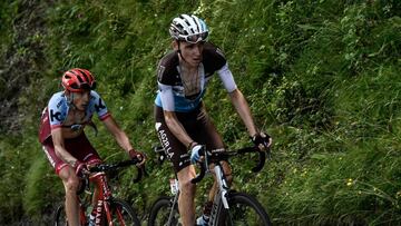 Romain Bardet rueda junto Ilnur Zakarin en el Col d'Aubisque durante el Tour de Francia 2018.
