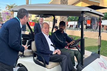 El rey emérito español Juan Carlos I (centro) en un carrito de golf antes del Gran Premio de Fórmula Uno de Bahréin. 