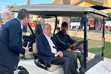 El rey emérito español Juan Carlos I (centro) en un carrito de golf antes del Gran Premio de Fórmula Uno de Bahréin. 