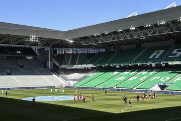 Partido a puerta cerrada como castigo a los altercados en el partido anterior del Saint Etienne. A pesar del castigo los ultras se colaron el estadio.