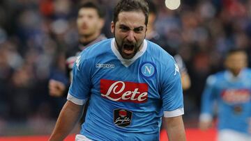 Football Soccer - Napoli v Carpi Serie A - San Paolo Stadium, Naples, Italy - 07/02/16.  Napoli&#039;s Gonzalo Higuain celebrates after scoring against Carpi. REUTERS/Stringer EDITORIAL USE ONLY. NO RESALES. NO ARCHIVE
