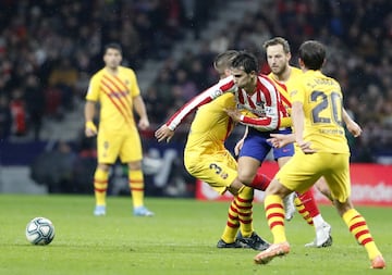 JOao Félix y Gerard Piqué.