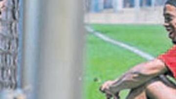 <b>RELAJADO. </b>Ronaldinho habla con periodistas, tras un ensayo.