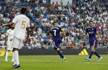 El jugador del Real Valladolid, Guardiola, marca el 1-1 al Real Madrid. 