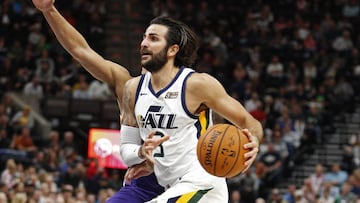 GFX14 - SALT LAKE CITY (EE.UU.), 6/10/2017.- Ricky Rubio de Jazz controla el bal&oacute;n hoy, viernes 6 de octubre de 2017, durante un juego de la NBA entre los Jazz de Utah y los Suns de Phoenix, en el Energy Solutions Arena en Salt Lake City, Utah (EE.UU.). EFE/GEORGE FREY