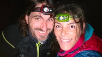 Esteve Carbonell y Txell Fusté con un frontal, de noche