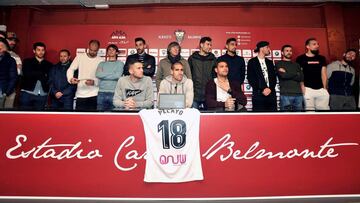 Los jugadores del Albacete con la camiseta de Pelayo. 