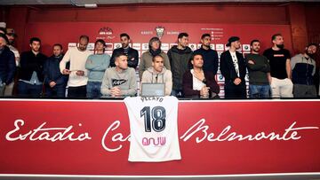 Los jugadores del Albacete con la camiseta de Pelayo.