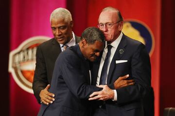 Julius Erving y Billy Cunningham dan la bienvenida y enhorabuena a Maurice Cheeks, hoy asistente en los Thunder.