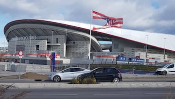La bandera del Atlético junto al Wanda Metropolitano se ha roto.