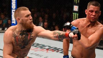 McGregor lanza un golpe sobre Díaz en su combate del UFC 202.