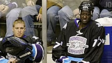 <b>EN EL BANQUILLO</B>. El ex pívot de la NBA se sentó en el banquillo en el encuentro de su equipo, Indianápolis, pero se tuvo que ir.