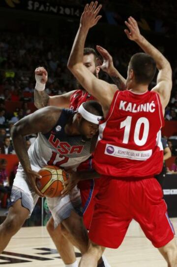  El pívot de Estados Unidos DeMarcus Cousins intenta penetrara canasta ante la defensa de los serbios Miroslav Raduljica y Nikola Kalinic, durante la final del Mundial de Baloncesto 2014 que las selecciones de Estados Unidos y Serbia