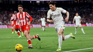 Fran García progresa con el balón por la banda en el Real Madrid-Almería.