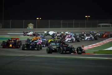El piloto británico de Mercedes, George Russell, lidera el grupo durante el Gran Premio de Fórmula Uno de Bahréin en el Circuito Internacional de Bahréin en la ciudad de Sakhir 