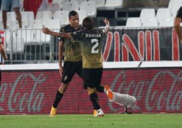 1-2. Jonathas celebra el segundo tanto con Damián.