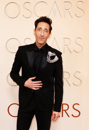 Adrien Brody posa en la alfombra roja del Dolby Theatre.