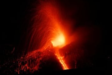 Increíble lengua de fuego del Etna