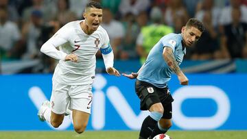 Lucas Torreira le gana un bal&oacute;n a Cristiano 