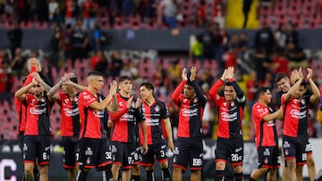 AME9586. GUADALAJARA (MÉXICO), 13/09/2024.- Jugadores de Atlas celebran su triunfo ante Pachuca este viernes, en un partido de la jornada 3 del Torneo Apertura 2024 de la liga del fútbol mexicano entre Atlas y Pachuca en el Estadio Jalisco en Guadalajara (México). EFE/ Francisco Guasco