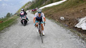 Miguel Angel L&oacute;pez asciende el Colle delle Finestre durante el Giro de Italia 2018.